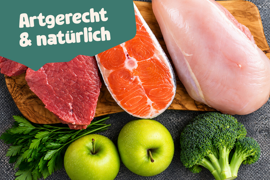 Frisches Fleisch und Fisch liegt auf einem Holzbrett